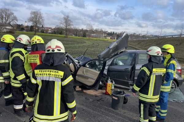 THL 3 – VU mit 1 oder 2 PKW, Person eingeklemmt